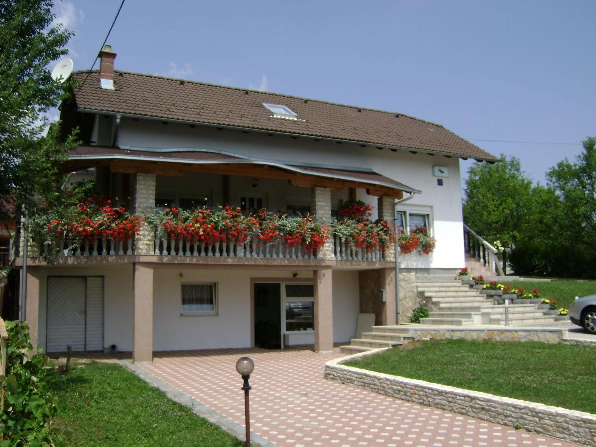 Guesthouse Sara Grabovac  Ngoại thất bức ảnh