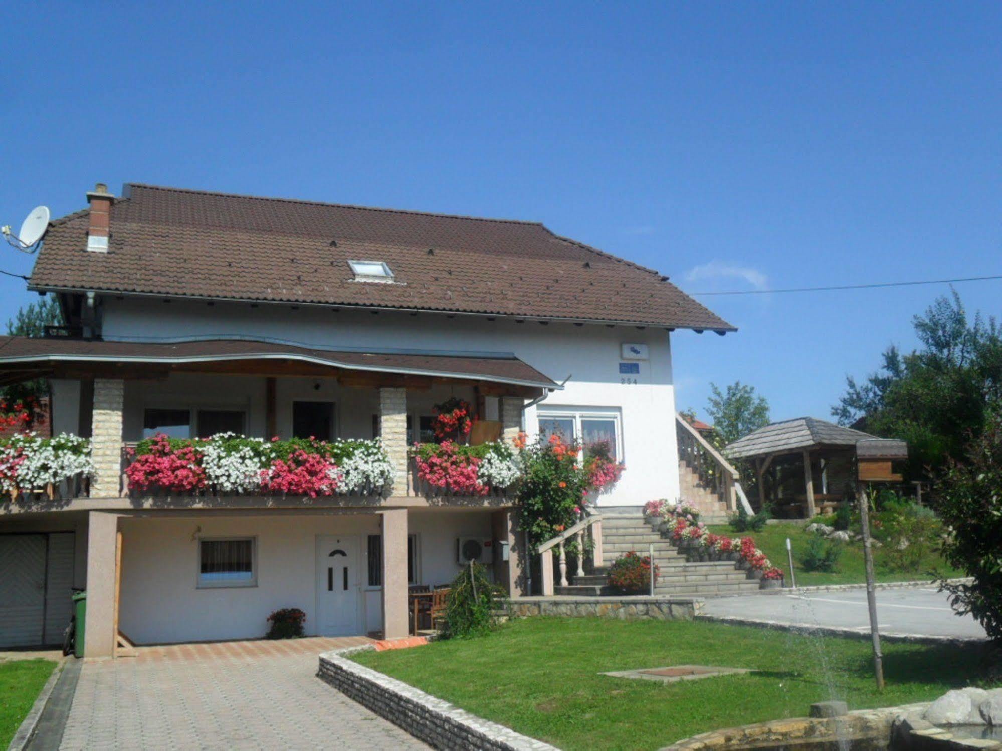 Guesthouse Sara Grabovac  Ngoại thất bức ảnh